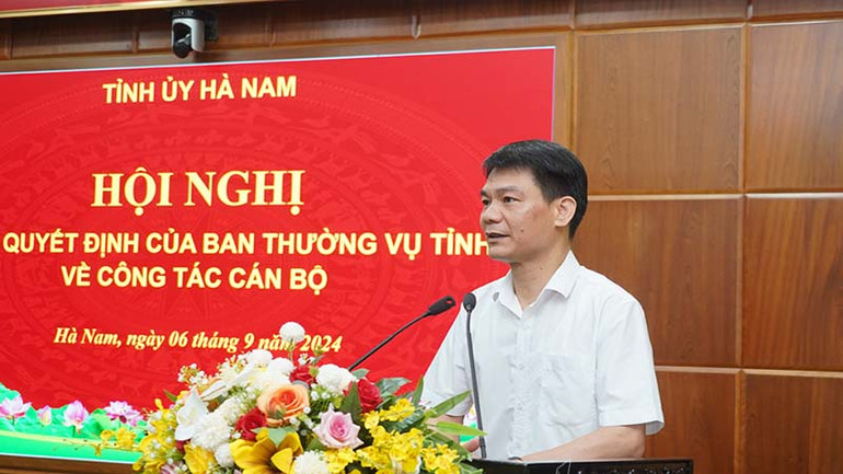 Đồng chí Nguyễn Đức Toàn, Ủy viên Ban Thường vụ Tỉnh ủy, Trưởng Ban Tuyên giáo Tỉnh ủy phát biểu tại hội nghị. Đồng chí Nguyễn Đức Toàn, Ủy viên Ban Thường vụ Tỉnh ủy, Trưởng Ban Tuyên giáo Tỉnh ủy phát biểu tại hội nghị.