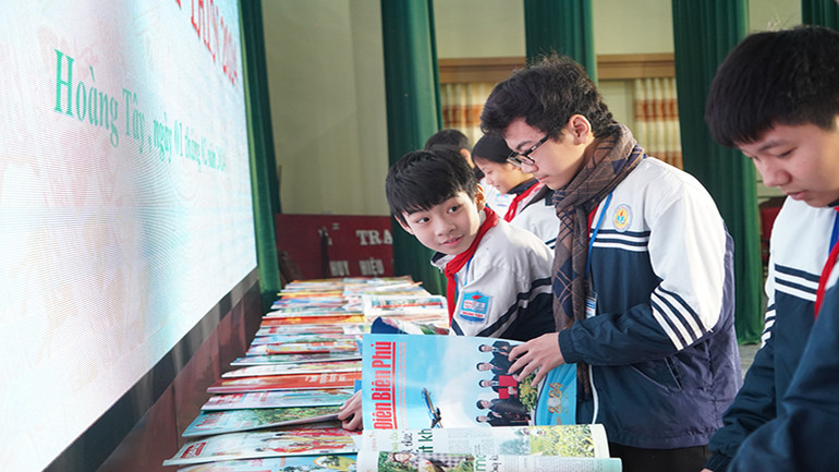 Các em học trường Trung học cơ sở Hoàng Tây hào hứng đọc các ấn phẩm báo Xuân.