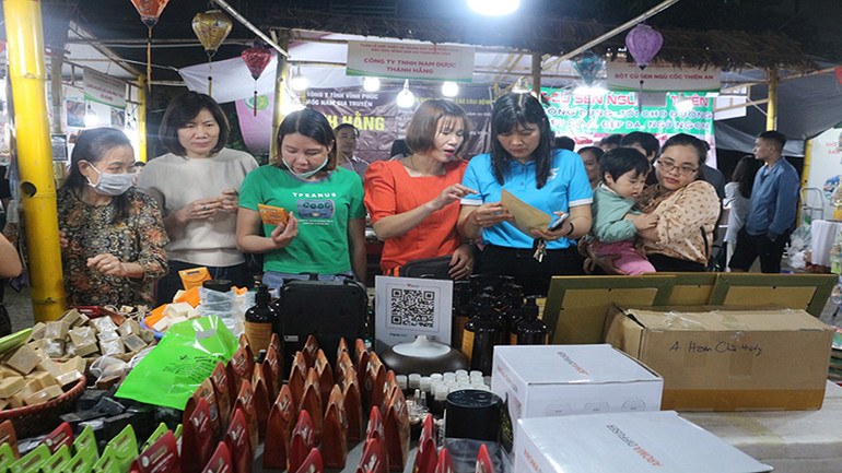 Đông đảo người tiêu dùng đã đến trưng bày để xem và mua sản phẩm.