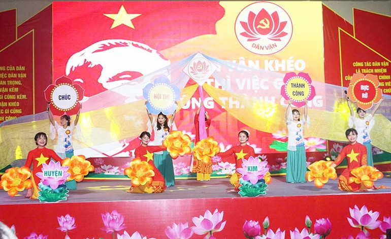 Phần thi chào hỏi của đội thi huyện Kim Bảng.