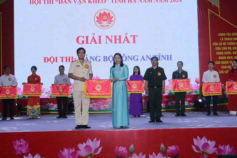 Đồng chí Phó Bí thư Thường trực tỉnh ủy trao giải Nhất cho Đảng Bộ Công an tỉnh Hà Nam.