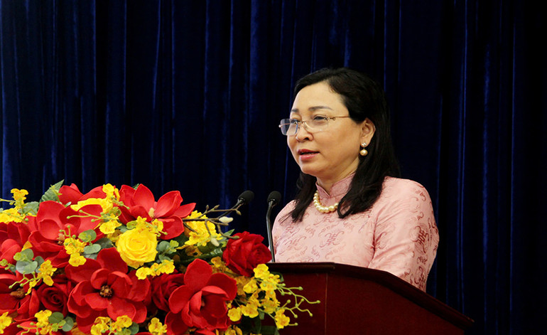 Đồng chí Đinh Thị Lụa, Phó Bí thư Thường trực Tỉnh ủy Hà Nam phát biểu tại hội nghị.