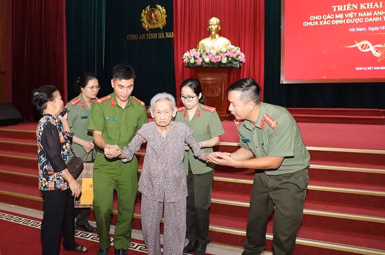 Các cán bộ chiến sĩ công an tỉnh Hà Nam đón tiếp, hướng dẫn thân nhân các gia đình liệt sĩ về lấy mẫu ADN