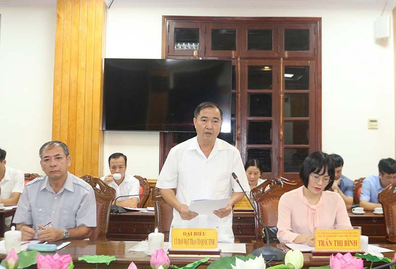 Đại diện Ủy ban Mặt trận Tổ quốc tỉnh Hà Nam tham gia ý kiến tại tọa đàm.