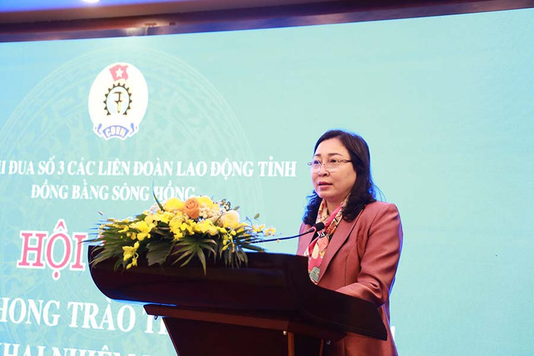 Đồng chí Đinh Thị Lụa, Phó Bí thư Thường trực Tỉnh ủy Hà Nam phát biểu tại hội nghị.