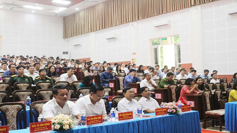 Các đại biểu và học viên tham dự lễ khai giảng.