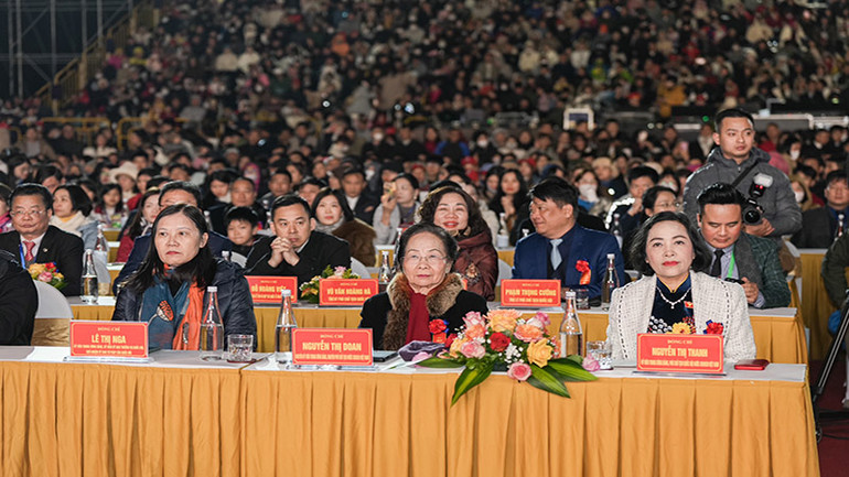 Các đại biểu và nhân dân dự lễ công bố quyết định của Ủy ban Thường vụ Quốc hội.