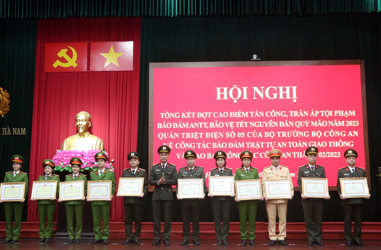 Đại tá Tô Anh Dũng, Giám đốc Công an tỉnh Hà Nam tặng bằng khen của Bộ Công an cho các tập thể, cá nhân có thành tích xuất sắc trong đọt cao điểm.