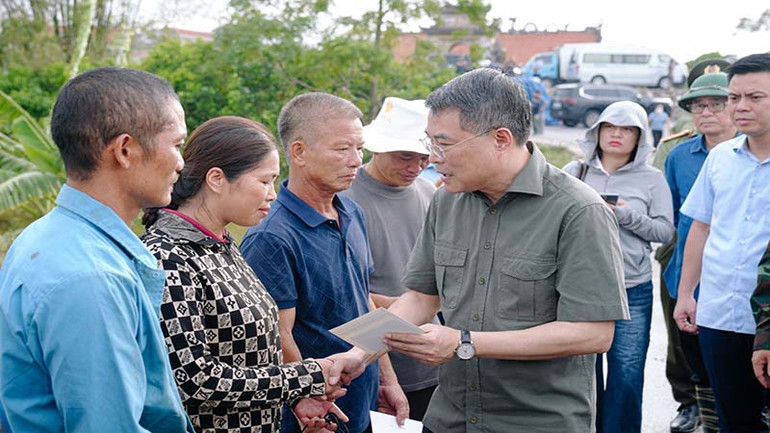 Đồng chí Trưởng Ban Tổ chức Trung ương trao quà, động viên các gia đình bị thiệt hại do mưa lũ gây ra.