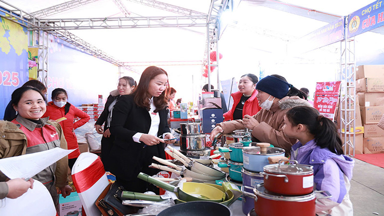 Nhiều mặt hàng có chất lượng tốt được bán tại phiên chợ để phục vụ nhu cầu mua sắm của công nhân, người lao động.