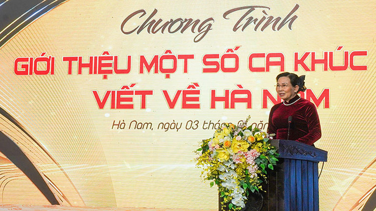 Đồng chí Lê Thị Thủy, Ủy viên Trung ương Đảng, Bí thư Tỉnh ủy Hà Nam phát biểu tại chương trình.