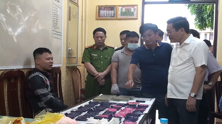 Cán bộ, chiến sĩ công an tỉnh Hà Nam đấu tranh với các đối tượng buôn bán, tàng trữ trái phép chất ma túy.