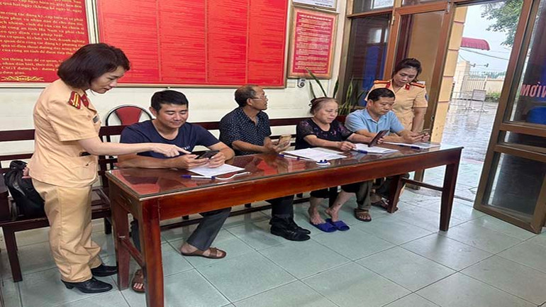 Cán bộ chiến sĩ phòng Cảnh sát giao thông công an tỉnh Hà Nam hướng dẫn người dân đăng ký biển số xe theo định danh.