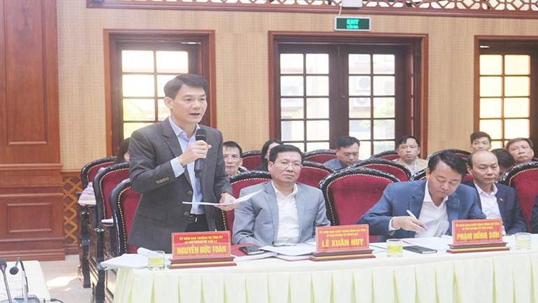 Đồng chí Nguyễn Đức Toàn, Bí thư Thành ủy Phủ Lý phát biểu ý kiến về công tác phát triển đảng viên. Đồng chí Nguyễn Đức Toàn, Bí thư Thành ủy Phủ Lý phát biểu ý kiến về công tác phát triển đảng viên.