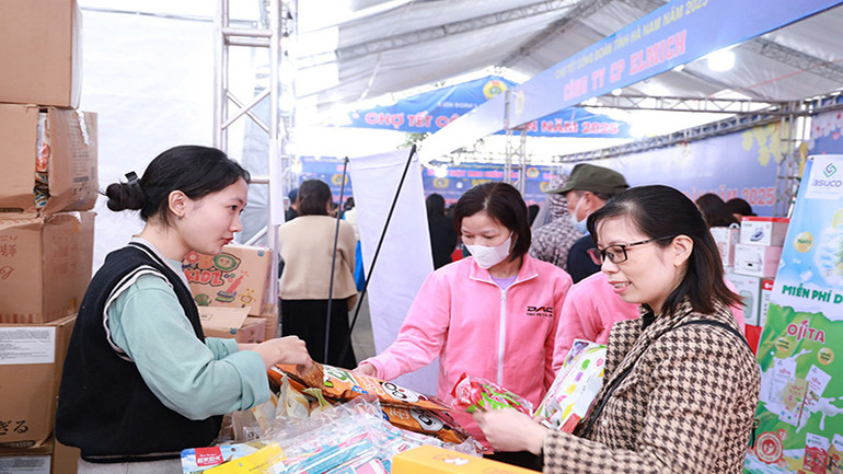 Người lao động phấn khởi lựa chọn các mặt hàng thiết yếu tại phiên chợ.