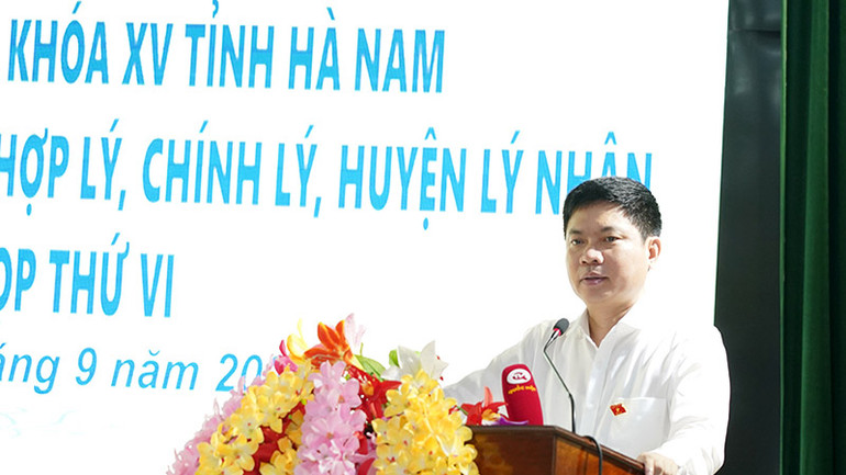 Đồng chí Trương Quốc Huy, Phó Bí thư Tỉnh ủy, Chủ tịch Ủy ban nhân dân tỉnh, Trưởng Đoàn Đại biểu Quốc hội tỉnh Hà Nam phát biểu tại Hội nghị tiếp xúc cử tri huyện Lý Nhân.