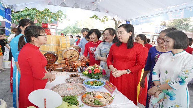 Các đại biểu tham quan gian hàng giới thiệu sản phẩm của Hội Liên hiệp phụ nữ các huyện, thị xã, thành phố.
