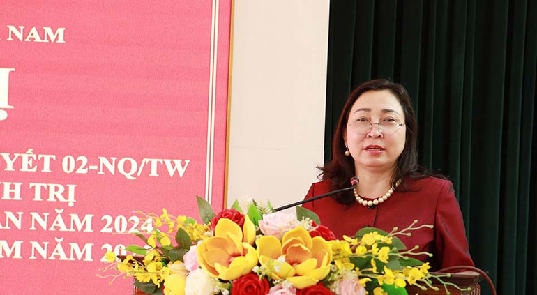 Đồng chí Phó Bí thư Thường trực Tỉnh ủy Đinh Thị Lụa phát biểu chỉ đạo tại hội nghị.