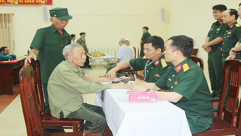Bộ chỉ huy Quân sự tỉnh Hà Nam tổ chức thăm, khám bệnh và phát thuốc miễn phí cho các chiến sĩ Điện Biên. Bộ chỉ huy Quân sự tỉnh Hà Nam tổ chức thăm, khám bệnh và phát thuốc miễn phí cho các chiến sĩ Điện Biên.