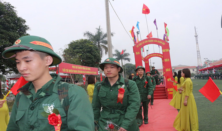Các tân binh hăng hái lên đường nhập ngũ.