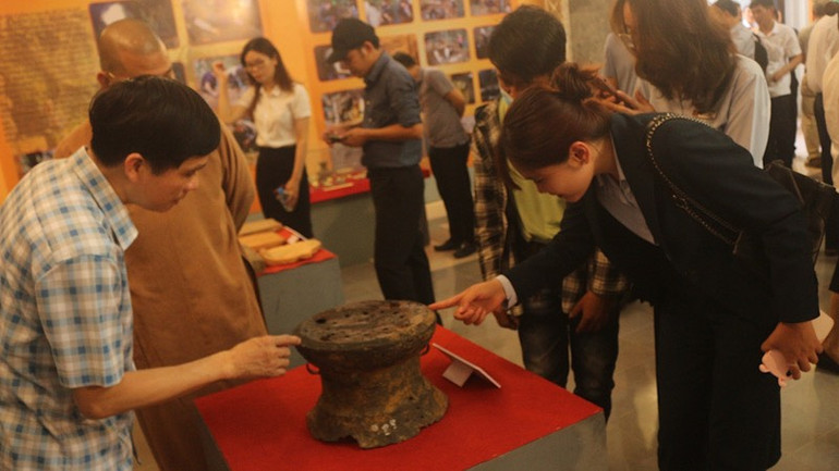 Du khách tham quan các hiện vật được trưng bày.