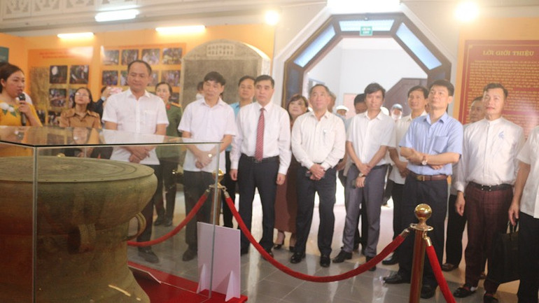 Các đại biểu tham quan trưng bày “Bảo vật Quốc gia và cổ vật tiêu biểu tỉnh Hà Nam” lần thứ II năm 2023.
