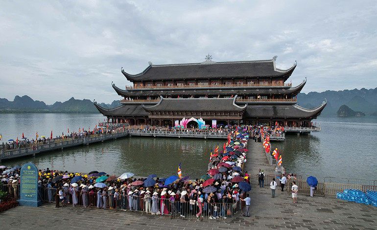 Nhân dân và du khách xếp hàng trước khu nhà Vesak để vào chiêm bái Xá lợi Đức Phật.