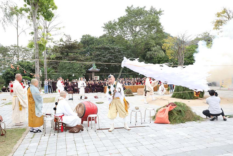 Nghi lễ chính của Lễ hỏa tịnh là ngọn lửa bùng lên và khói phải nhiều.