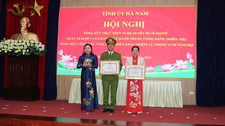 Đồng chí Phó Bí thư Thường trực Tỉnh ủy trao Bằng khen của Trưởng Ban Tuyên giáo Trung ương cho 1 tập thể và 1 cá nhân có thành tích tiêu biểu trong học tập và làm theo tấm gương đạo đức, phong cách Hồ Chí Minh năm 2024.