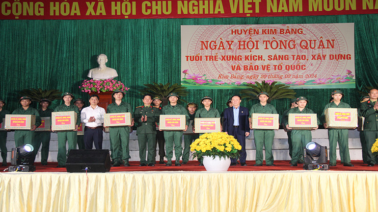 Các đồng chí lãnh đạo huyện Kim Bảng tặng quà động viên các thanh niên trong ngày hội tòng quân.