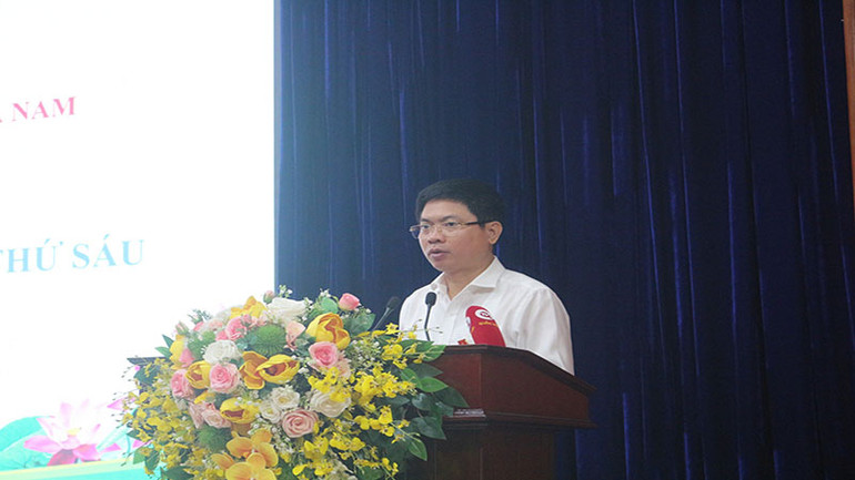 Đồng chí Trương Quốc Huy, Phó Bí thư Tỉnh ủy, Chủ tịch UBND tỉnh, Trưởng đoàn Đại biểu Quốc hội tỉnh phát biểu kết luận hội nghị.