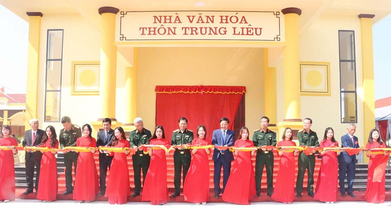 Các đại biểu cắt băng khánh thành Nhà văn hóa thôn Trung Liêu.