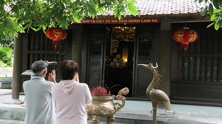 Đền thờ các anh hùng liệt sĩ toàn tỉnh và đền thờ 10 liệt nữ, nơi đây đã trở thành một “địa chỉ đỏ” giáo dục lịch sử, truyền thống yêu nước, truyền thống cách mạng cho thế hệ trẻ hôm nay và mai sau.