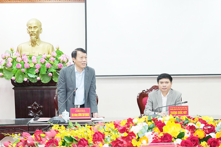 Đồng chí Đại tướng Lương Tam Quang, Ủy viên Bộ Chính trị, Bộ trưởng Công an, Trưởng Đoàn kiểm tra số 1921 phát biểu tại hội nghị. Đồng chí Đại tướng Lương Tam Quang, Ủy viên Bộ Chính trị, Bộ trưởng Công an, Trưởng Đoàn kiểm tra số 1921 phát biểu tại hội nghị.