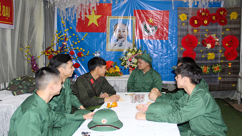 Các thanh niên trao đổi, giao lưu trước ngày lên đường.