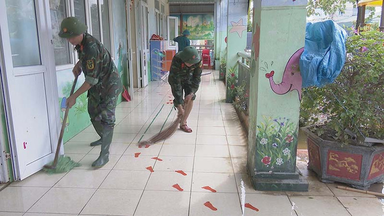 Lực lượng quân đội hỗ trợ các nhà trường vệ sinh trường lớp để đón học sinh quay lại trường học.