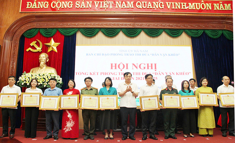 Đồng chí Đặng Thanh Sơn, Ủy viên Ban Thường vụ Tỉnh ủy, Phó Chủ tịch Thường trực Hội đồng nhân dân tỉnh tặng Bằng khen của Chủ tịch Ủy ban nhân dân tỉnh cho các cá nhân xuất sắc.