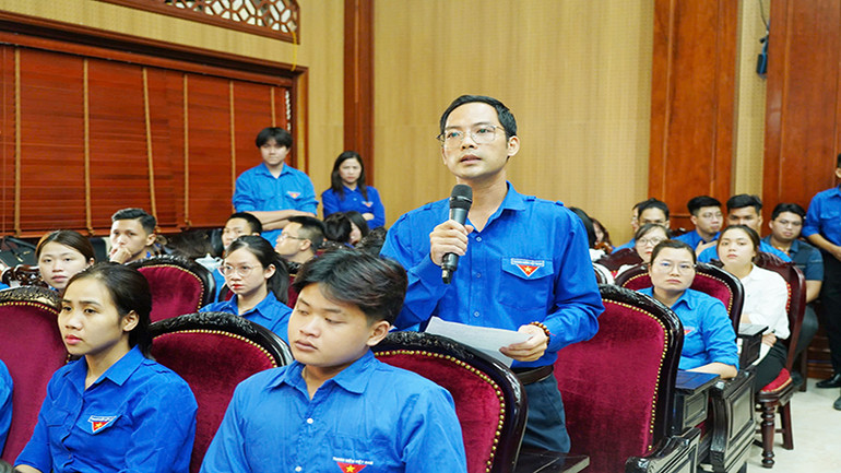 Đại diện thanh niên nêu các vấn đề thảo luận tại Hội nghị đối thoại với Chủ tịch Ủy ban nhân dân tỉnh Hà Nam. Đại diện thanh niên nêu các vấn đề thảo luận tại Hội nghị đối thoại với Chủ tịch Ủy ban nhân dân tỉnh Hà Nam.