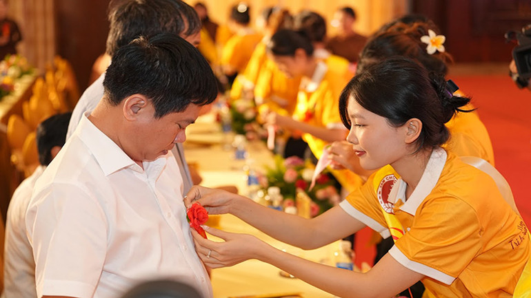 Các đại biểu thực hành nghi thức Bông hồng cài áo.