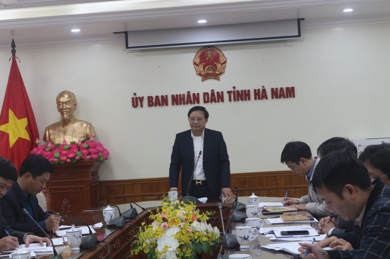 Phó Chủ tịch Ủy ban nhân dân tỉnh Hà Nam Nguyễn Đức Vượng chỉ đạo các ngành chức năng cùng địa phương sớm khắc phục sự cố sạt lở đê bối sông Nhuệ.