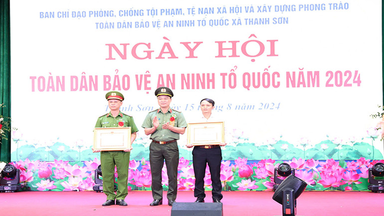 Đồng chí Giám đốc Công an tỉnh Hà Nam Tô Anh Dũng trao Giấy khen của Giám đốc Công an tỉnh cho các tập thể và cá nhân.