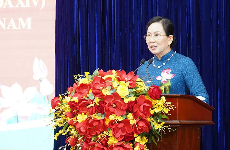 Đồng chí Lê Thị Thủy, Ủy viên Trung ương Đảng, Bí thư tỉnh ủy Hà Nam phát biểu chào mừng