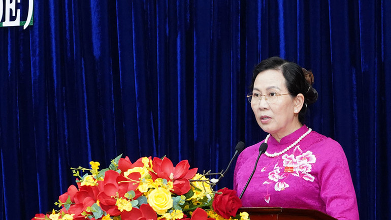 Đồng chí Lê Thị Thủy, Bí thư Tỉnh ủy, Chủ tịch Hội đồng nhân dân tỉnh Hà Nam phát biểu bế mạc kỳ họp.