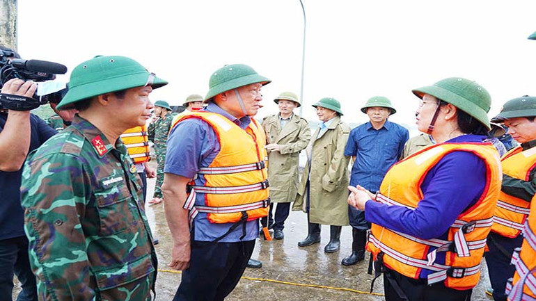 Đồng chí Lê Thị Thủy, Ủy viên Trung ương Đảng, Bí Thư Tỉnh ủy Hà Nam báo cáo nhanh công tác phòng chống và khắc phục tình hình mưa lũ trên địa bàn.