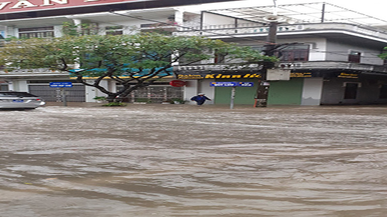 Nhiều tuyến phố và nhà dân ở Phủ Lý bị ngập úng do mưa to kéo dài ảnh 5