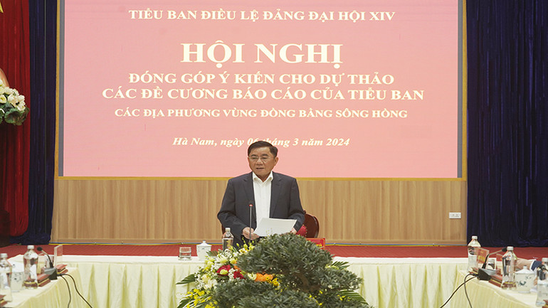 Đồng chí Trần Cẩm Tú, Ủy viên Bộ Chính trị, Bí thư Trung ương Đảng, Chủ nhiệm Ủy ban Kiểm tra Trung ương phát biểu tại hội nghị.