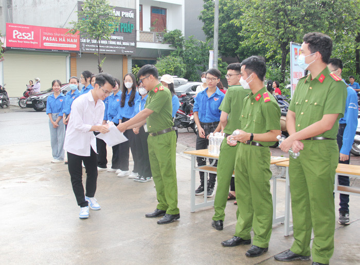 Đoàn viên, thanh niên Công an tỉnh và các tình nguyện viên tiếp sức mùa thi.
