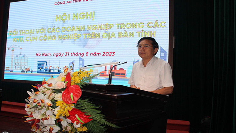 Đồng chí Trần Xuân Dưỡng, Phó Chủ tịch Ủy ban nhân dân tỉnh Hà Nam, phát biểu chỉ đạo tại Hội nghị.