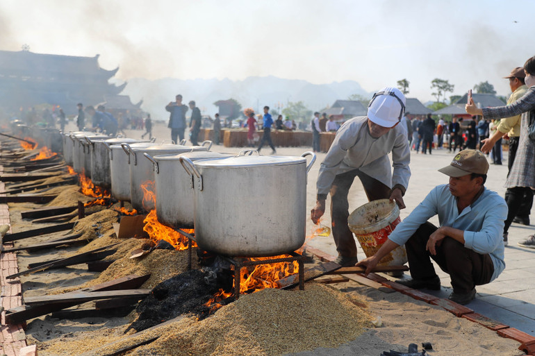 Các đội luộc bánh chưng ngay tại sân chùa Tam chúc.