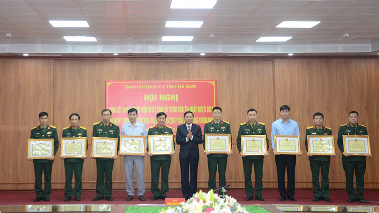 Các tập thể, cá nhân có thành tích xuất sắc trong thực hiện Quyết định số 75/2013/QĐ-TTg và Quyết định số 35/2017/QĐ-TTg của Thủ tướng Chính phủ được nhận Bằng khen của Chủ tịch Ủy ban nhân dân tỉnh.